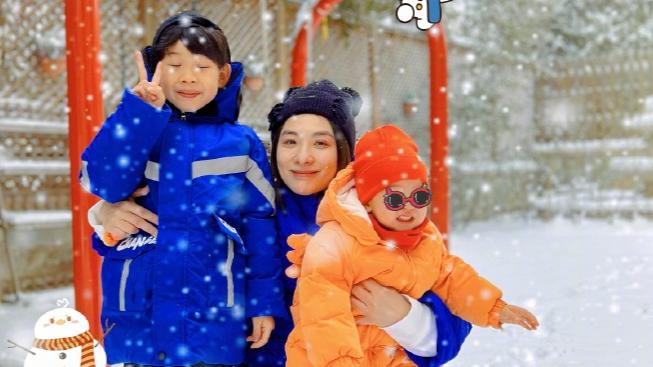 刘璇|刘璇晒儿女近照，一岁半妹妹一字马萌翻，哥哥运动天赋略逊色