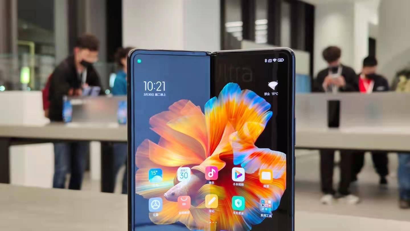 VR|暑期换机折叠屏还是直屏？ 有颜有料性能骁龙8+旗舰更为实用