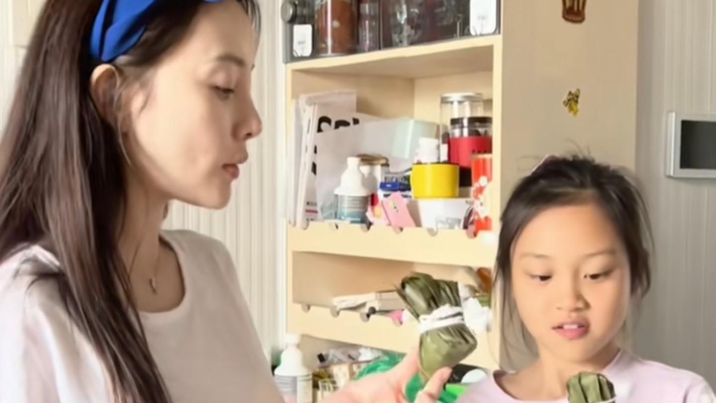 李小璐|李小璐居家素颜过端午，皮肤白皙穿衣宽松，亲手包粽子被夸好妈妈