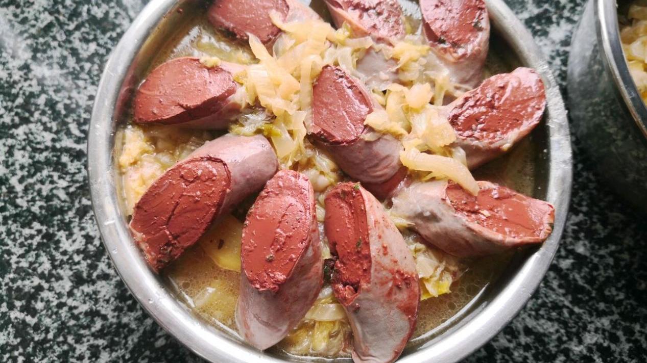 酸菜|地道东北菜，酸菜炖血肠，酸爽开胃，搭配米饭，一顿3碗没问题