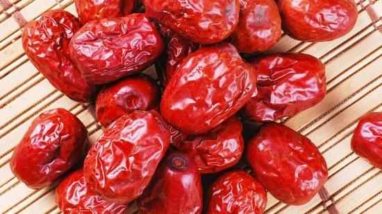 红枣|红枣与“它”泡水，7天后，或许能帮你排出湿气，脸色越来越红润