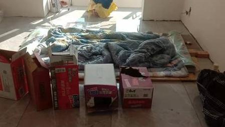 西安装修工人被困毛坯房21天：无暖气家具，吃方便面维生，两人挤一个地铺抱团取暖
