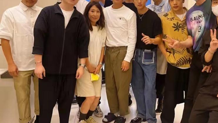 张家辉|54岁张家辉穿拖鞋逛深圳！花1993元剪发，美女店员下蹲合影