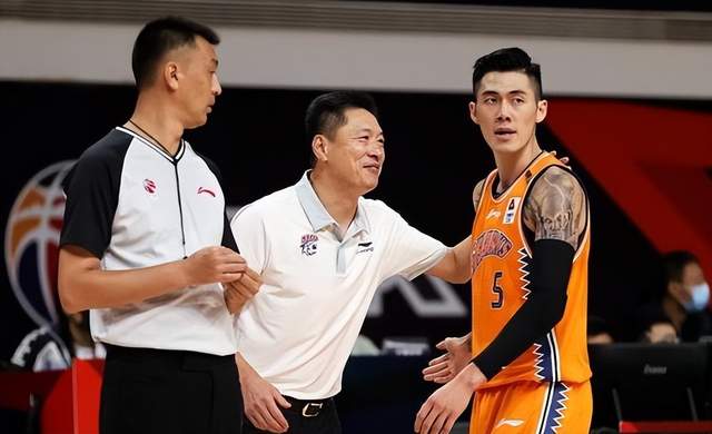上海男篮|正式签约！CBA顶级后卫拿到大合同，留在老东家，冲击总冠军
