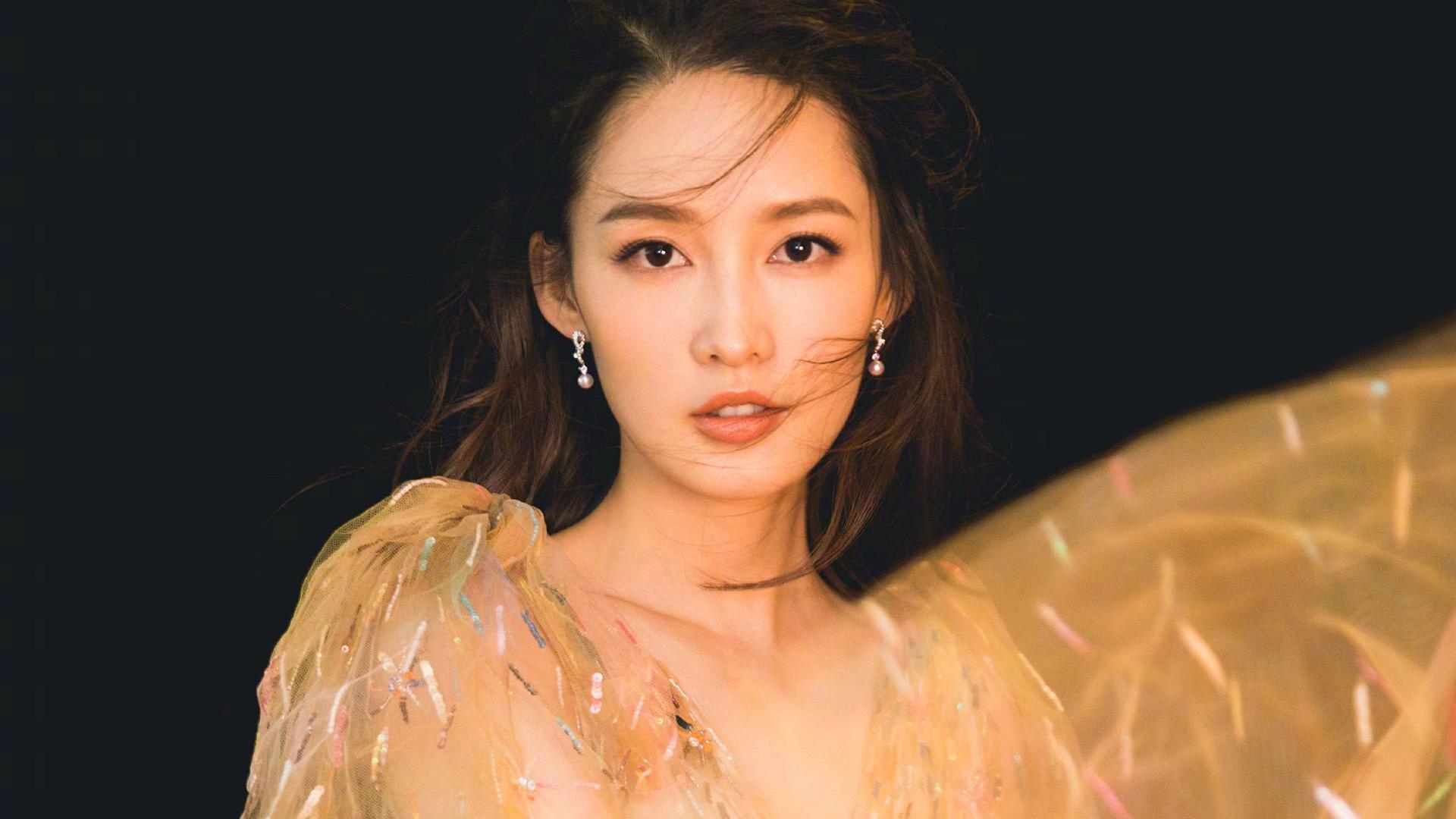 李沁|李沁轧戏被困于上海，因此连累到肖战，肖战粉丝网上对她激情开麦