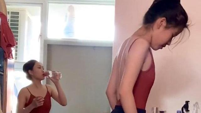 黄瓜 两位舞蹈学院的女生上秤，看见数字，得知体重后崩溃尖叫