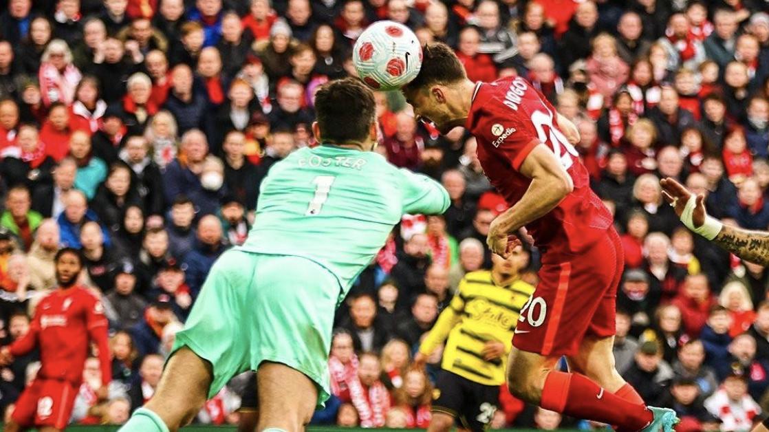 英超|2-0！势不可挡10连胜！利物浦反超曼城登顶，英超最强逆袭在酝酿