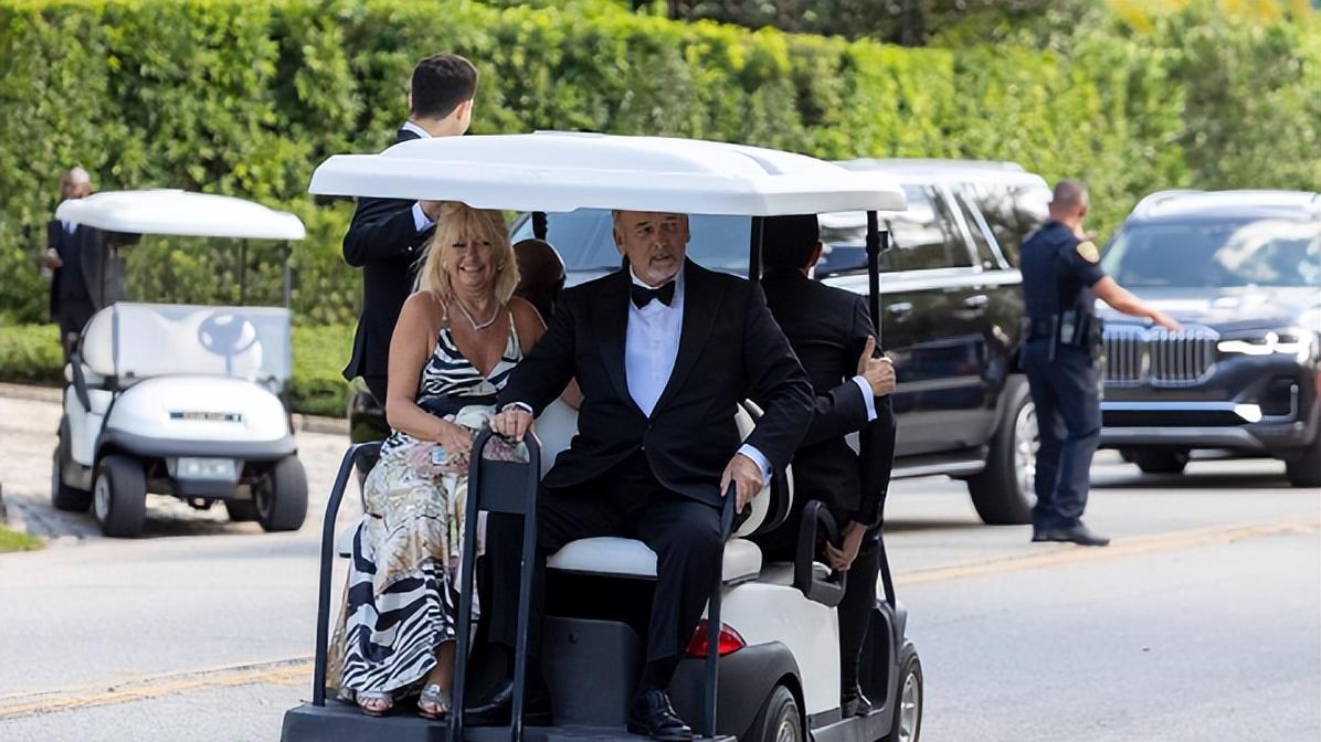 维多利亚·贝克汉姆|贝嫂“俩婆婆”出席长孙婚礼，继婆婆花枝招展，亲婆婆端庄又大气