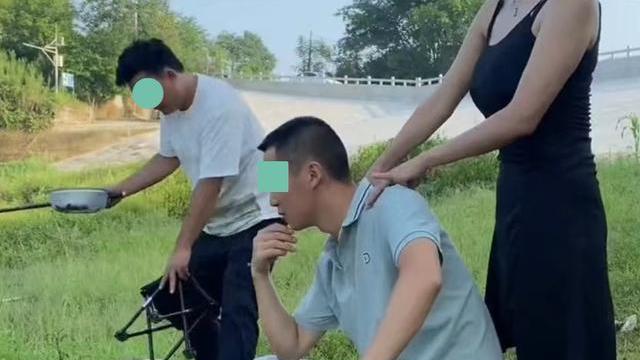 |上门女婿家庭地位高，休闲钓鱼的时候，妻子站在身后给他揉肩