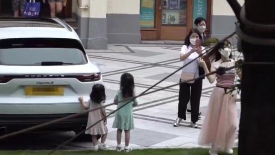 郭富城|郭富城携妻女及岳父母喝茶，两个女儿穿同款裙子，蹦蹦跳跳超活泼