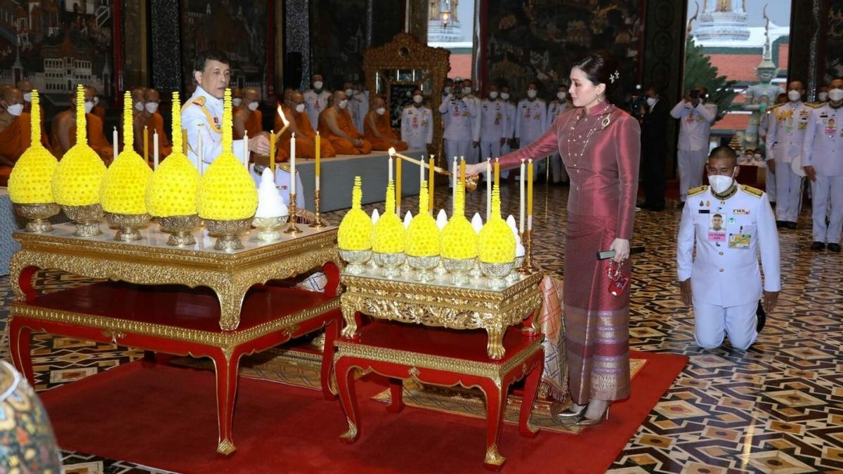 苏提达|泰国帝后夫妇带两位女儿营业！苏提达穿红裙迷倒国王，笑容太甜了