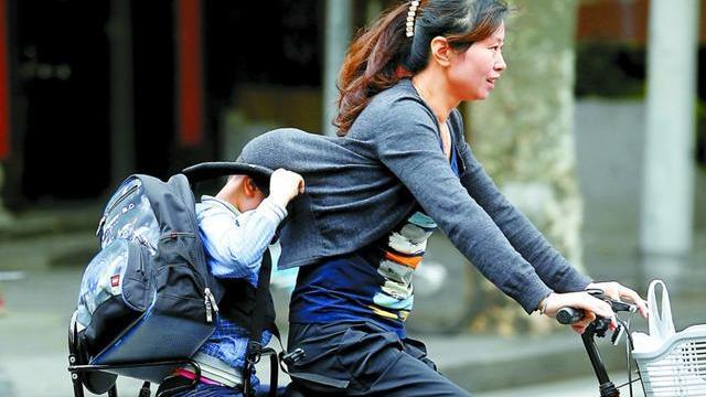 幼儿园|职场宝妈建议调整下班时间方便接娃，官方回应：将进行合理评估