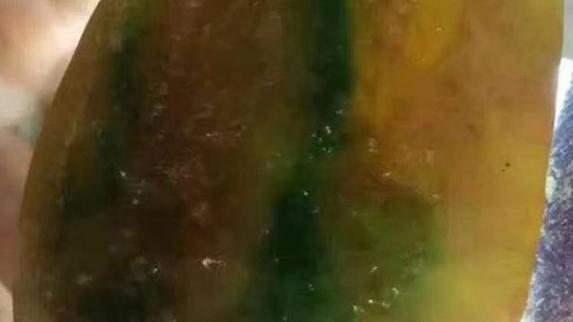 翡翠|一块品质不太好的翡翠料子，被设计成了葱油鸡，价值立马翻倍