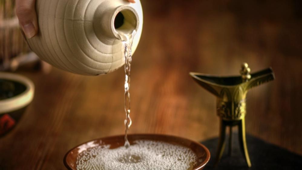 中风|为什么中年人更喜欢喝酱酒？盘点酱酒的健康属性