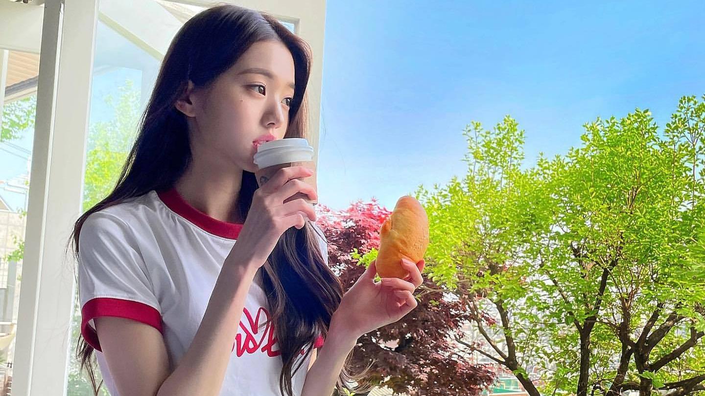 张元英|人比花俏，IVE张元英晒工作照，吃面包也是画报，炫耀天真美貌