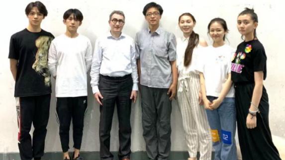 易烊千玺|易烊千玺、李兰迪中戏实践照曝光，打扮超朴素，均已通过论文答辩