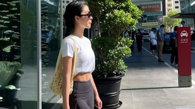 三十而已|杨采钰深夜在街上玩滑板！左扭右扭秀傲人身材