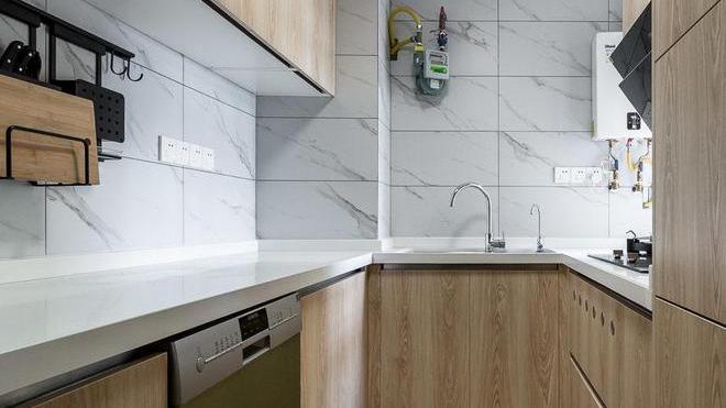 放弃电视墙，客厅打一排小矮柜，邻居看了都夸赞，后悔没效仿