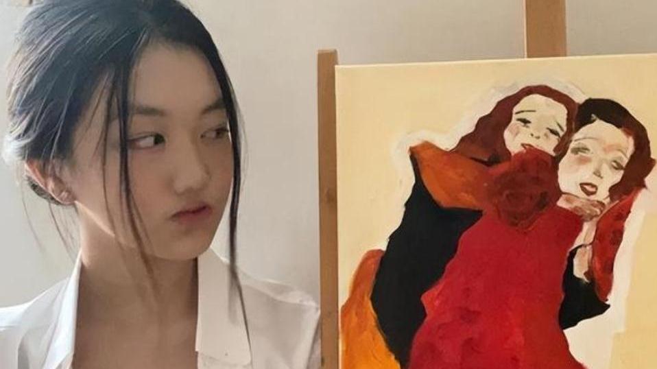 李嫣|李嫣晒母女同框油画，打扮性感胸前仅一个蝴蝶结，气质与王菲神似