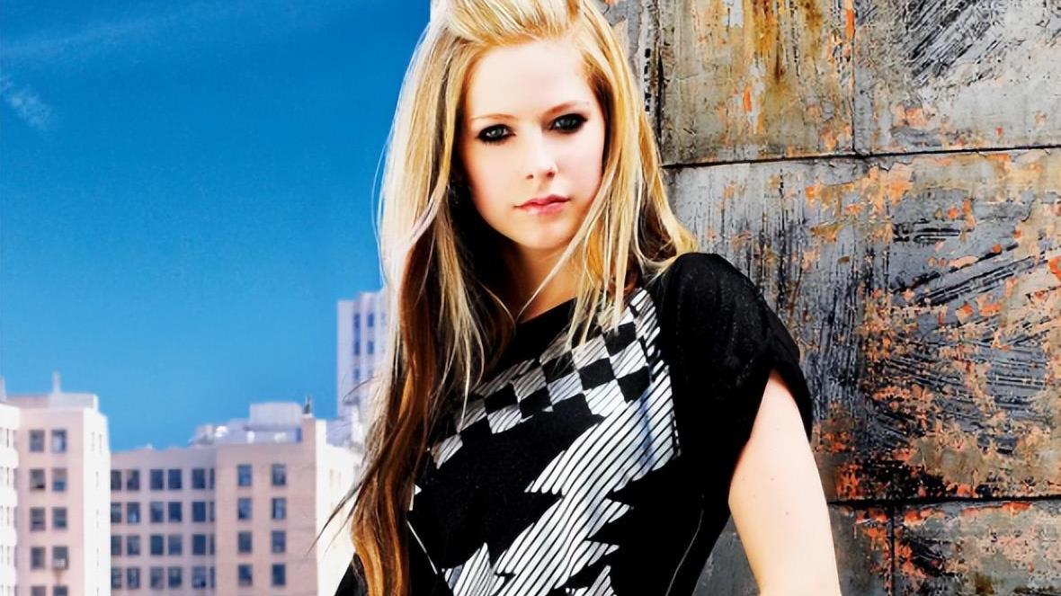 艾薇儿|著名歌手艾薇儿官宣订婚！超大钻戒好吸睛，男友长相帅气纹身抢镜