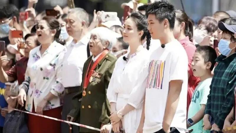 王艳|王艳儿子终于长大了！眉清目秀身材壮硕成帅小伙，15岁身高超妈妈半头