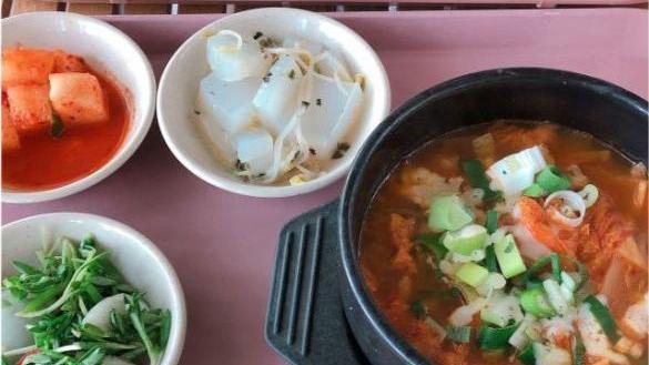 饺子|一女子去韩国留学，晒出大学食堂饭，网友：潲水桶都比这有食欲