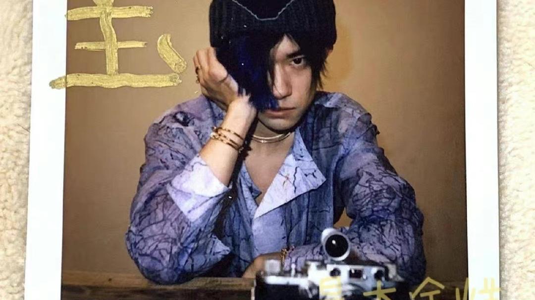 易烊千玺|易烊千玺新鲜拍立得出炉，新造型被调侃右眼有半年没用过了