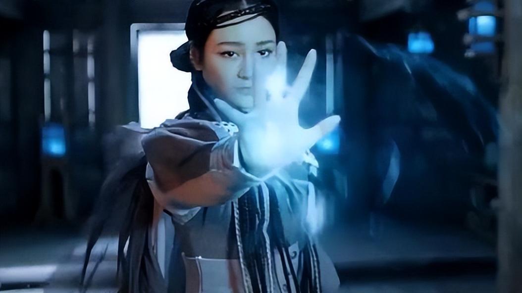 恰似故人归|《恰似故人归》狐王刚起死回生就下线，卿瑶目睹父亲死去，黑化了