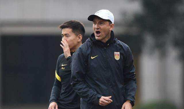 国足|2-0！U23国足赢了，打对攻+高位逼抢，无惧烈日暴晒，打服亚冠队