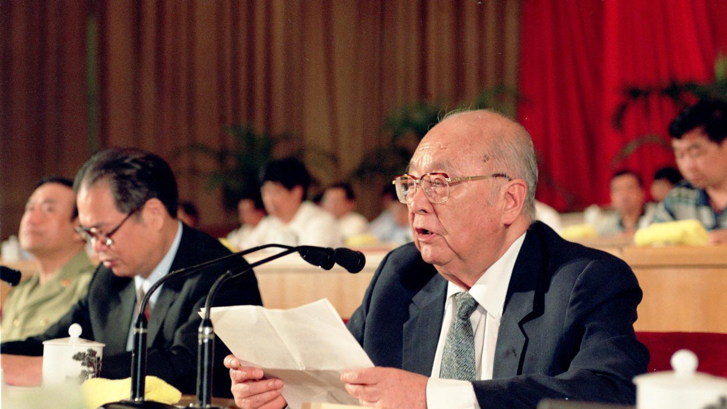 他是京城官二代, 建国后官至副国级, 妹夫正国级, 妹妹世人皆知