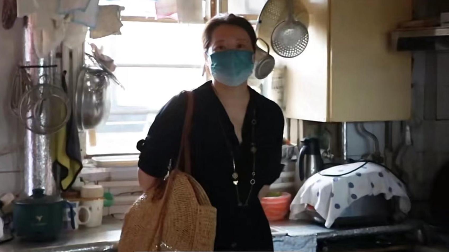 袁立|袁立现身上海弄堂忆童年，愈发富态手部浮肿，和三婚老公至今无子