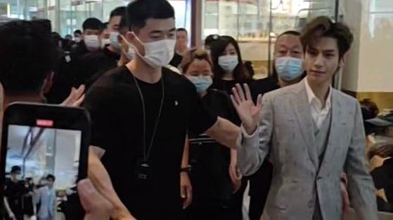 郑罗茜|沈阳：罗云熙商场参加活动，三层楼都被站满，“羡慕现场的姐妹”