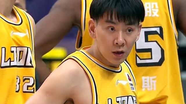 浙江男篮|17中15！胡金秋狂轰32+17，广厦险胜，浙江3连败：无缘常规赛冠军