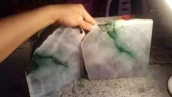 |美女10万翡翠原石，切出4只阳绿手镯，乐疯了！