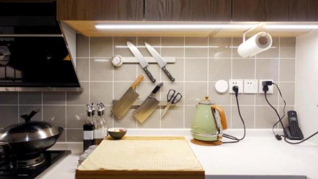 建议大家：灶台上别摆瓶瓶罐罐了！学会这么做，干净又卫生