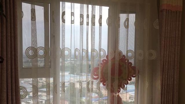 新房大扫除后入住，餐厅太小特别不满意，朋友来了夸电视墙好看