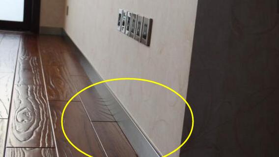 家里别再装实木瓷砖踢脚线，寿命短不耐用！聪明人都装这种，实用