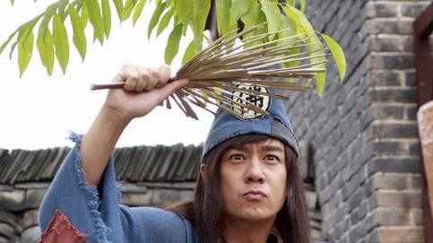 张天爱|52岁陈浩民再扮小生，网友：“段誉”滤镜破灭，违和感都溢出屏幕