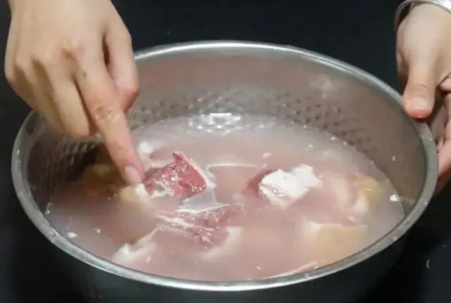 羊肉|洗羊肉，清水洗等于白洗！厨师长：多加3样，肉软烂不膻，更鲜美