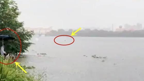 |男子河中垂钓遇大鱼，穿着救生衣下水遛鱼，网友：钓鱼的天花板