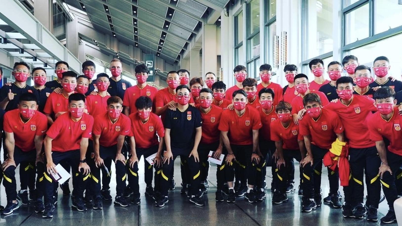国足|顺利回国！中国男足108人抵达海口，新目标冲击亚洲杯冠军