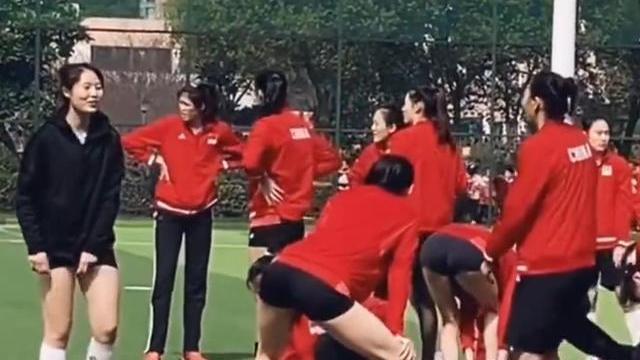 李盈莹|女排训练营队员热身照出炉，李盈莹恰腰太可爱，两位最佳接应同框