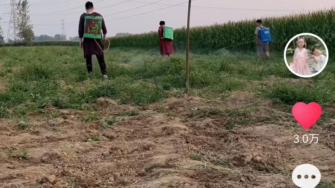 |田静晒家人干农活画面，姚威坐在地上数星星，田家果然是人丁兴旺