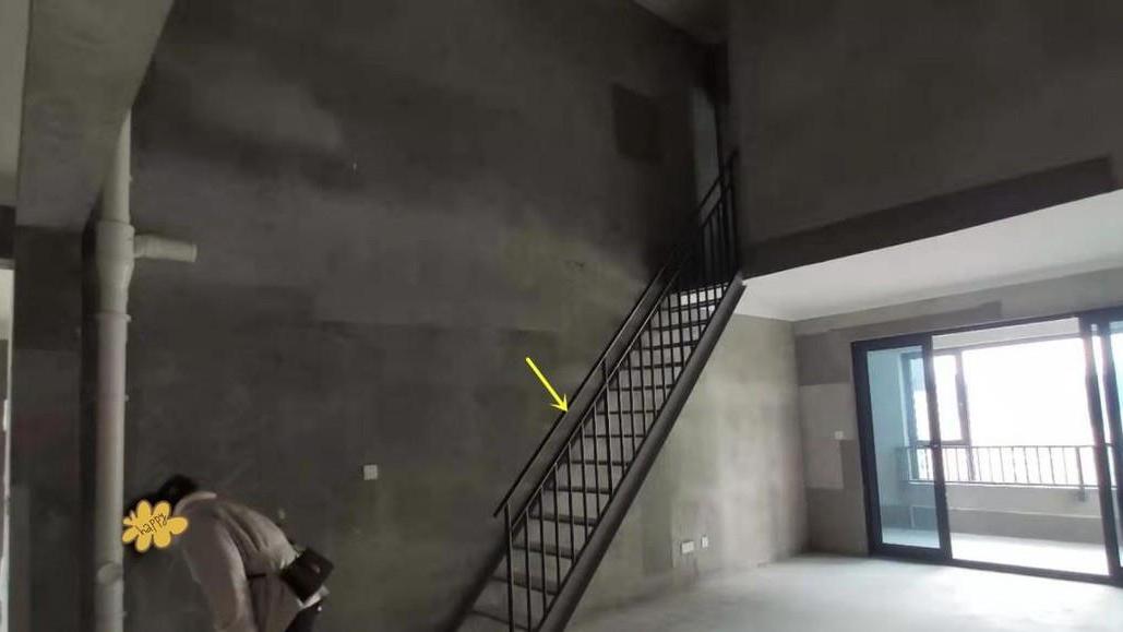 不改不知道，楼梯从左移到右重新现浇，转角设计未完工就足够美了