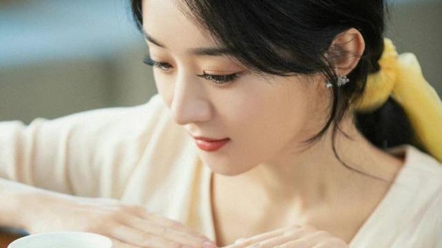 赵丽颖|赵丽颖罕见童年照曝光！穿脚蹬裤跳扇子舞，儿童节表演节目太出色