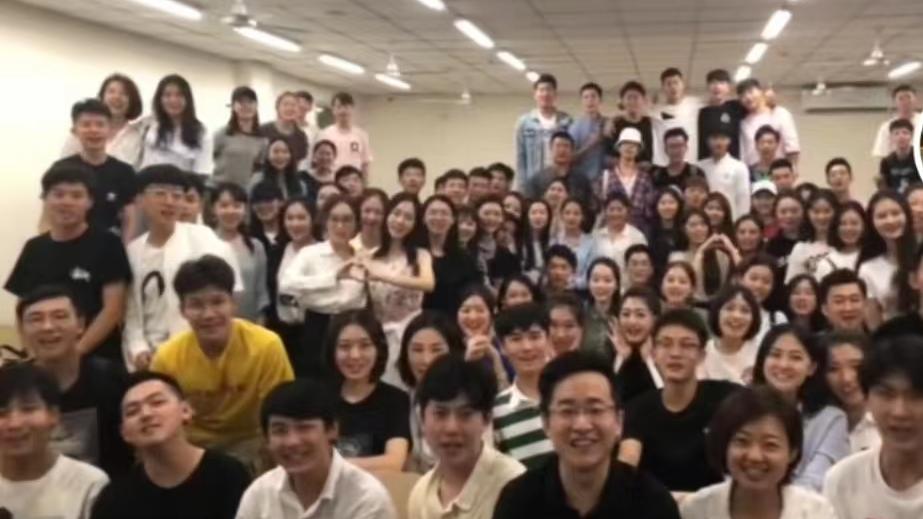 社交平台|高诗岩张镇麟二人女友毕业合影！一人低调专注事业，一人成为美妆博主