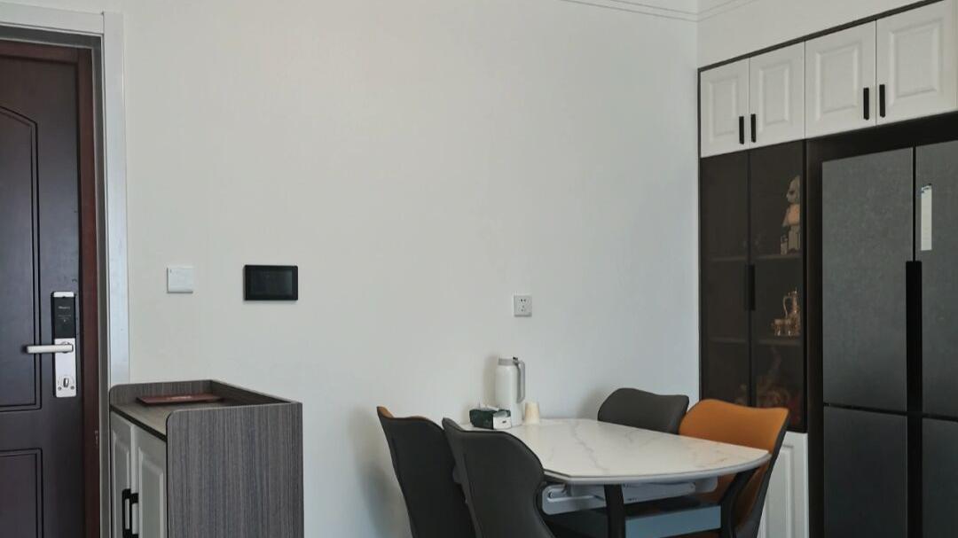 看她家人生第一套新房，装修非常朴素，不做吊顶不做电视墙很喜欢