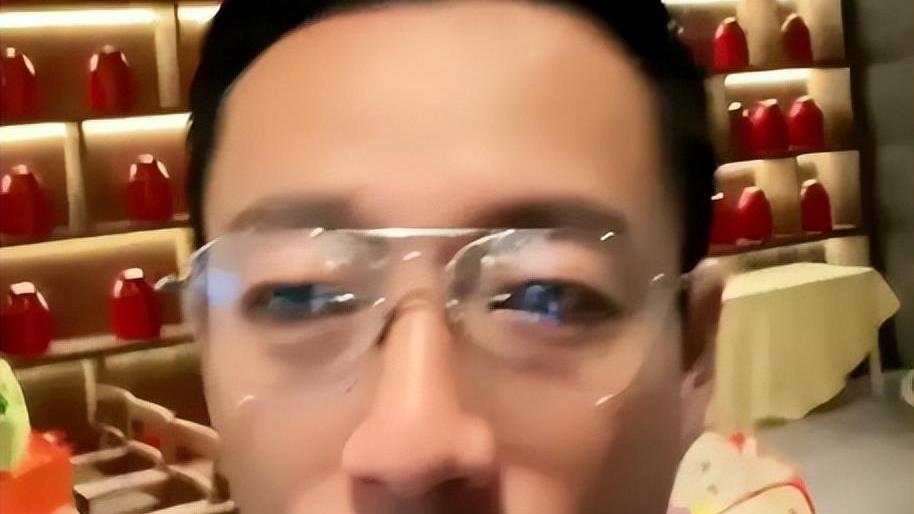 |汪小菲卖惨亏2.4亿传破产，本尊连夜发文回应，网友：早晚赔光