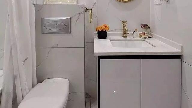 卫生间太小，别着急装修，看看这4种方法和4个技巧再决定