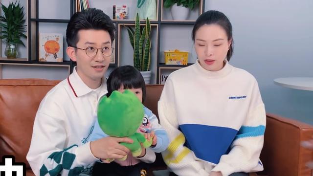 吴敏霞|吴敏霞儿子满月照，与姐姐如复制粘贴，姐弟俩软糯可爱萌翻